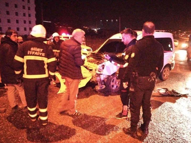 Siirt’te vakaya giden ambulansa araç çarptı: 4 yaralı
