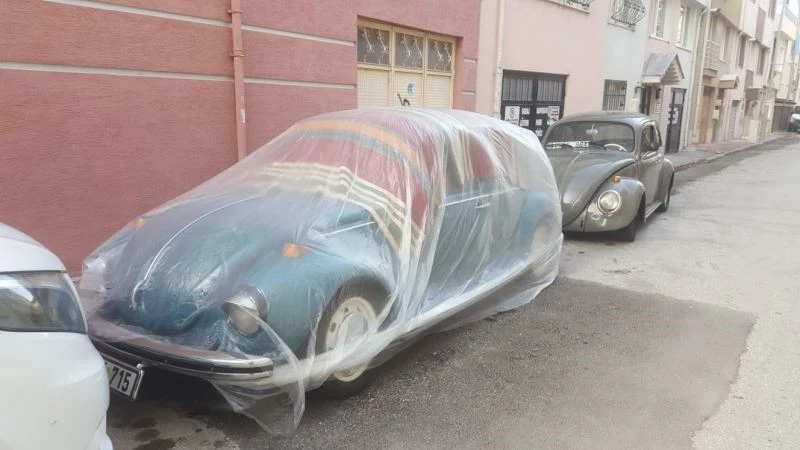 Araçları için naylon ve battaniye ile koruma tedbiri

