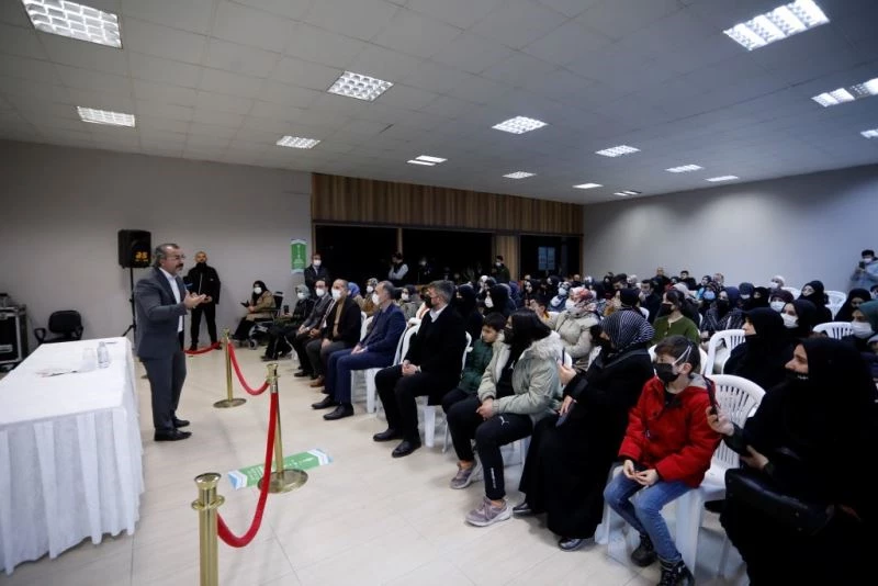 Aslanhan kitaplarını İnegöllüler için imzaladı
