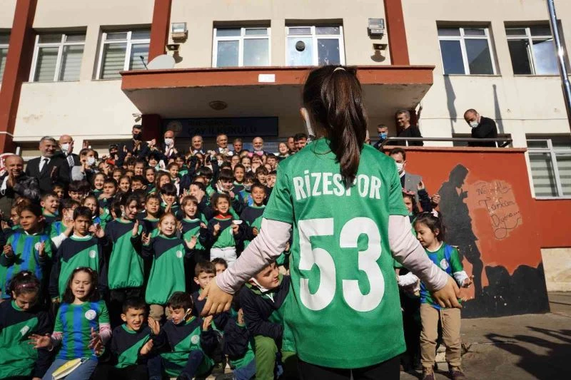 Çaykur Rizespor’dan miniklere eşofman takımı
