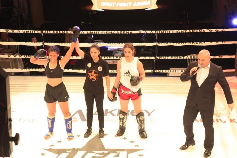 Manisalı sporcu Betül Durmuş Profesyonel Kick Boks Şampiyonu oldu
