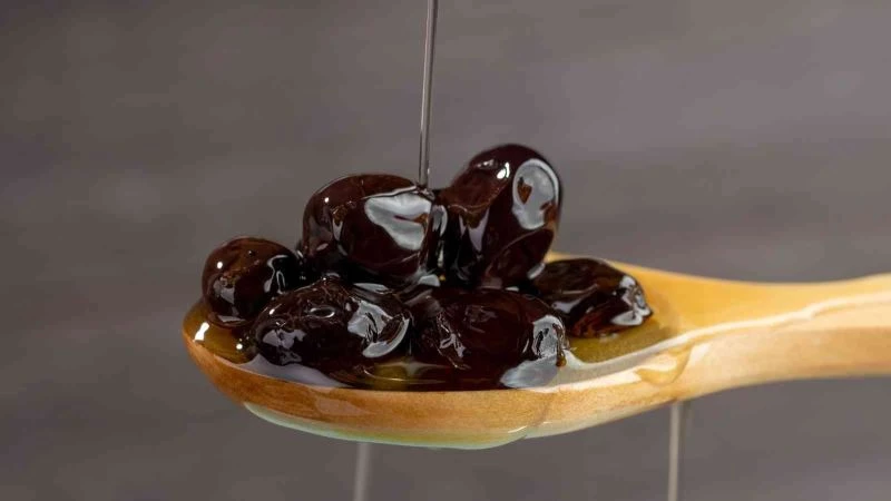 Siyah inci ‘zeytin’ dalından sofralara ulaştırılıyor
