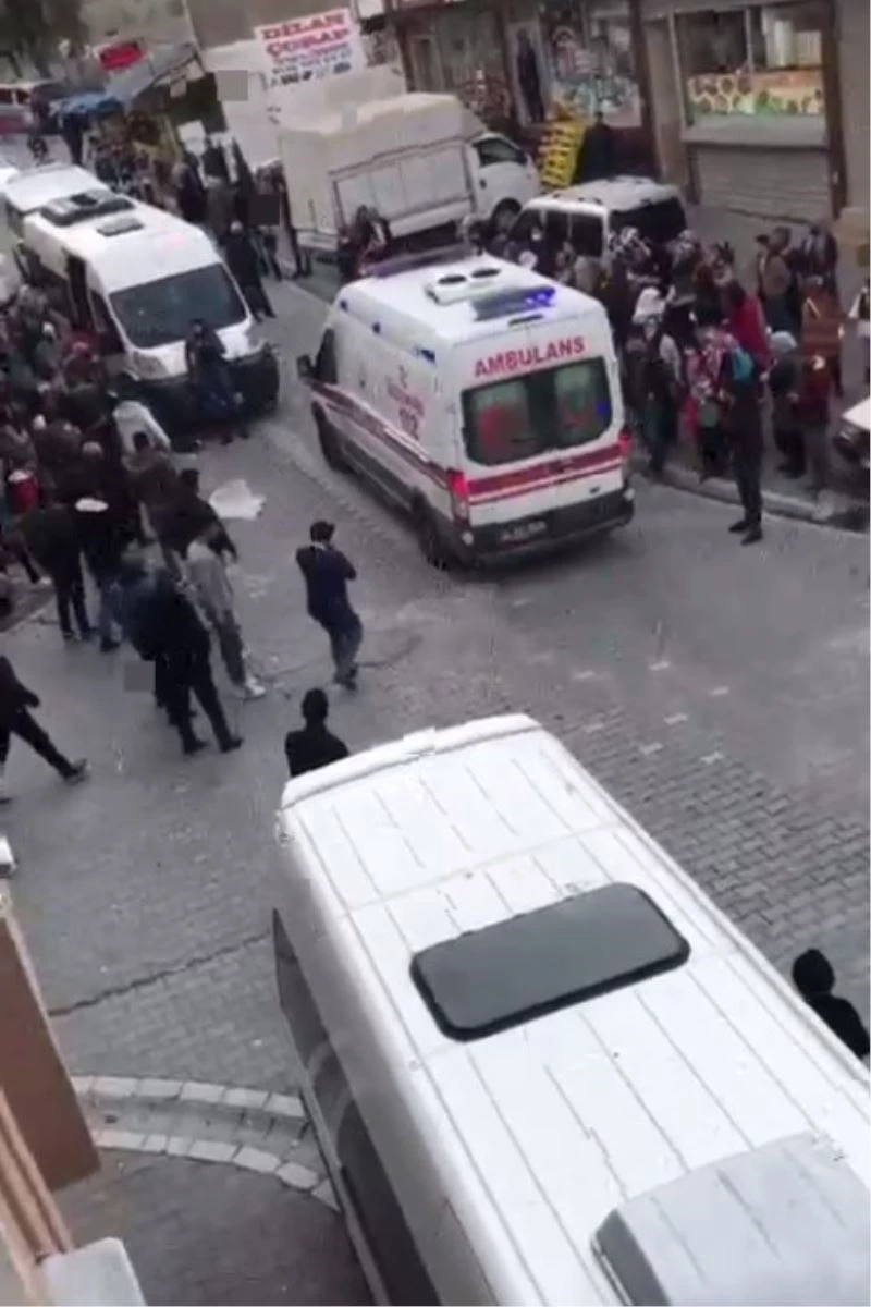 Esenyurt’ta servis minibüsünün altında kalan çocuk hayatını kaybetti
