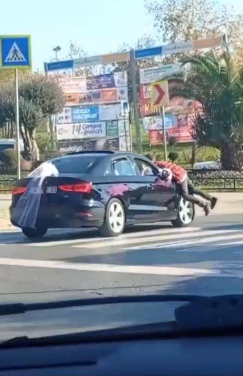 Gelin arabasından zarf almak isteyen çocuk canını böyle tehlikeye attı
