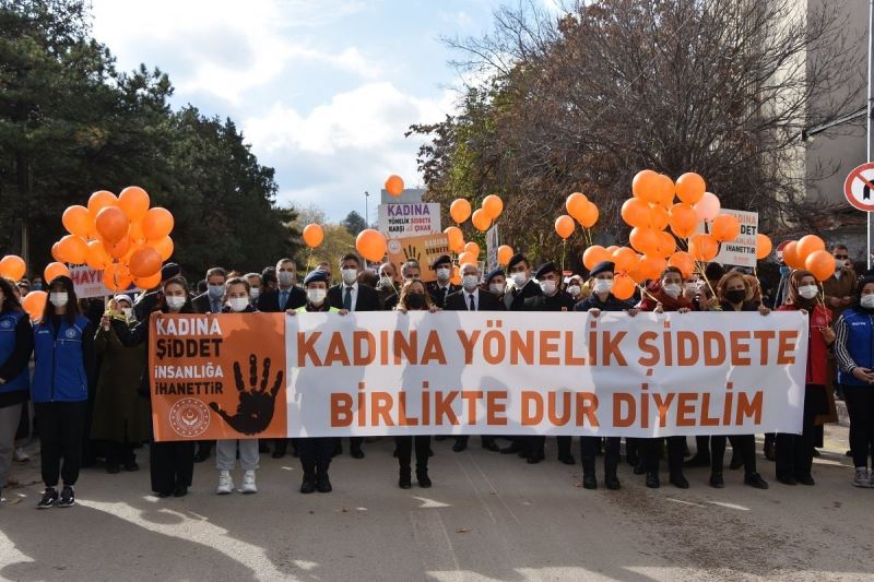 Kadın jandarmalar yürüyüşte öncülük etti, ’şiddete dur’ dedi
