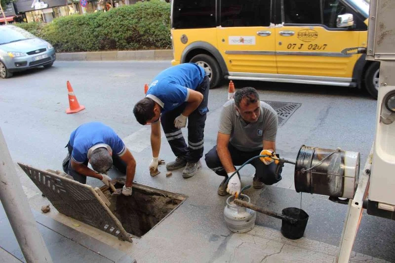 Manavgat’ta yağmur suyu giderleri temizlendi
