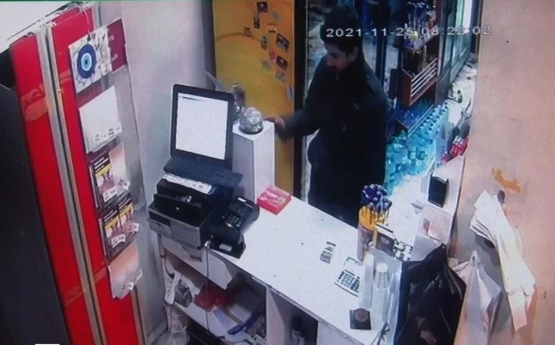 Avcılar’da, sadaka kutusu hırsızlığı kamerada

