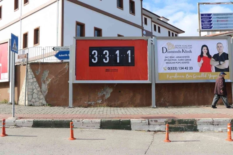 Afişteki “3311” sayısının neyi ifade ettiğini öğrenince büyük üzüntü yaşadılar
