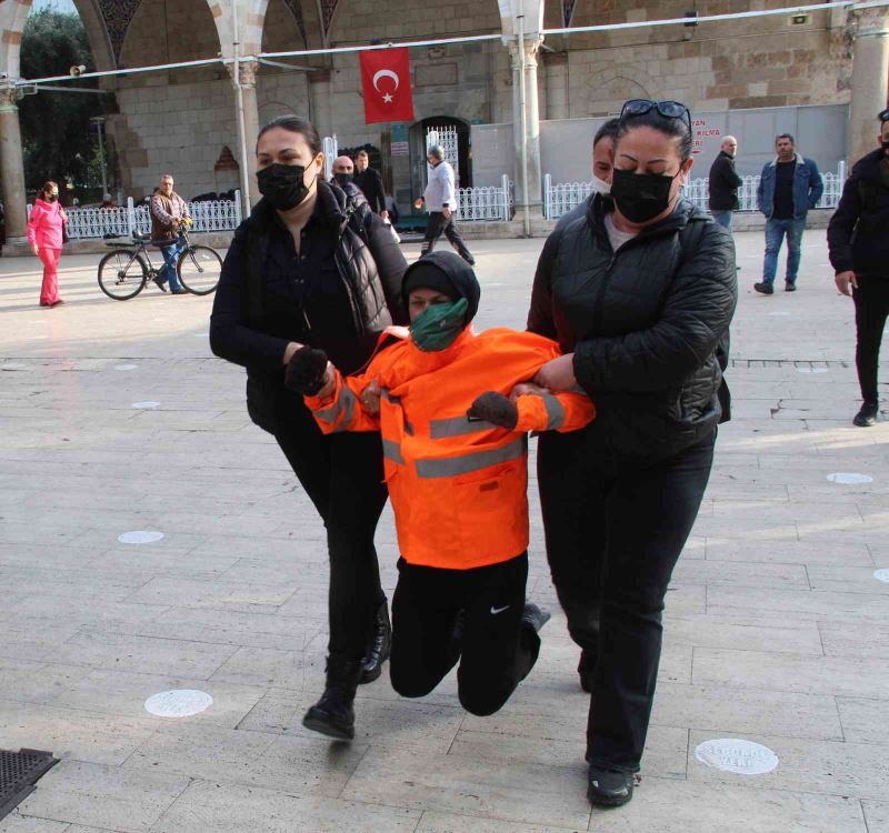 Camide uygunsuz hareketlerde bulunan Rus kadın, polis tarafından güçlükle çıkartıldı
