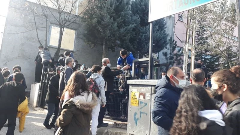 Okul girişindeki otomatik kapı paniğe sebep oldu
