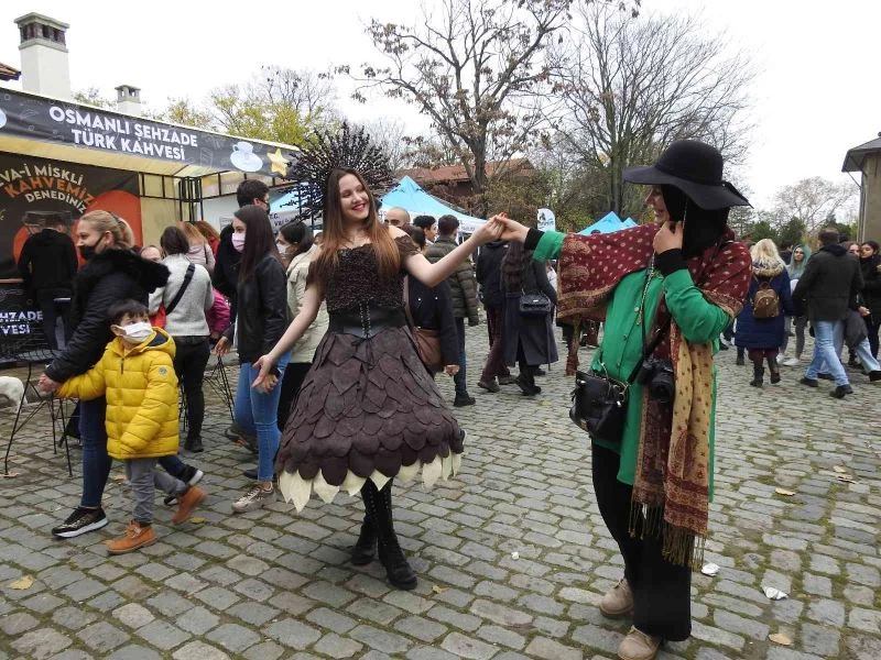 Görenler şaşkına döndü: 5 kiloluk çikolata elbise festivalin ilgi odağı oldu
