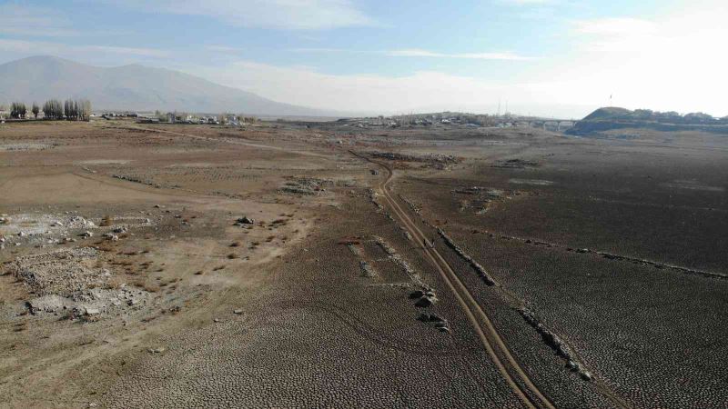 Alparslan-1 Barajı’nın suyu çekilince mezarlık ve yapılar ortaya çıktı
