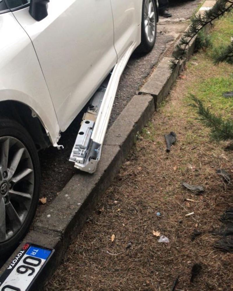 Ankara’da köpekler bir kediyi yakalamak için arabanın tamponunu parçaladı: Olay anları kamerada
