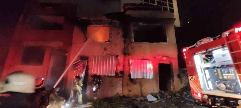 Şişli’de gecekonduda yangın çıktı, içeridekiler kendilerini son anda dışarı attı
