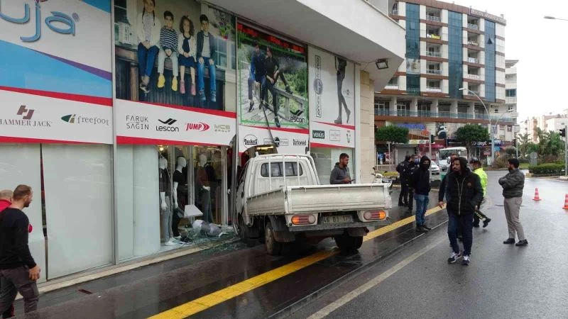 Kontrolden çıkan kamyonet giyim mağazasına girdi
