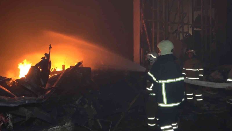 Gece saatlerinde bölgeyi ayağa kaldıran yangın kontrol altına alındı
