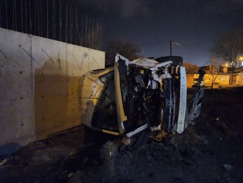 Kontrolden çıkan araç inşaat temeline uçtu: Anne ve 2 çocuğu yaralandı
