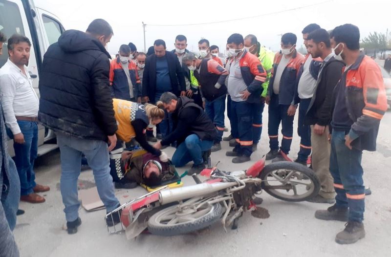 İşçi servisinin çarptığı motosiklet sürücüsü ağır yaralandı
