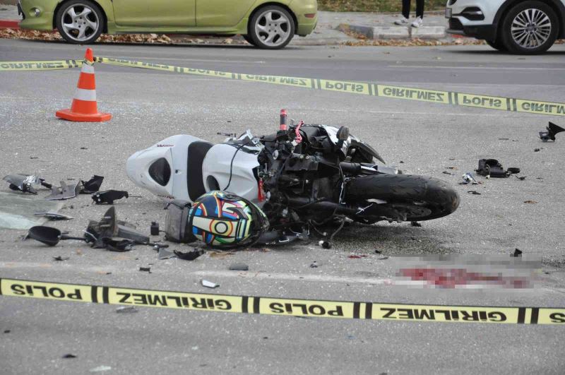 Sürat motosikletiyle çarpışan otomobil sürücüsü kaçtı: 1 yaralı
