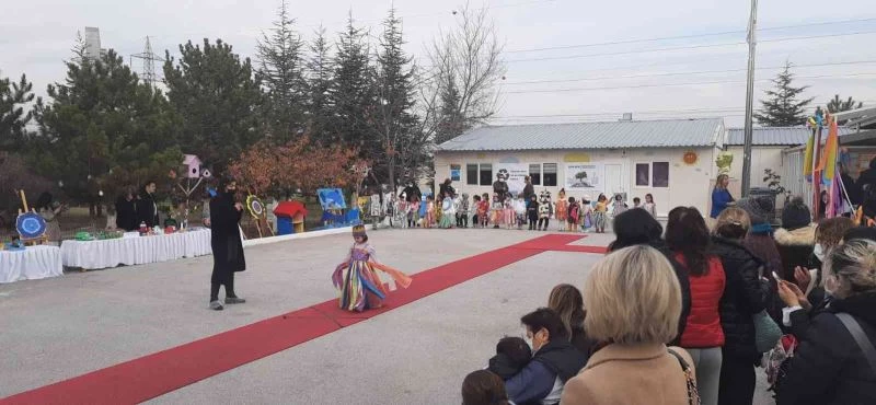 Minikler çöpü podyuma taşıdılar
