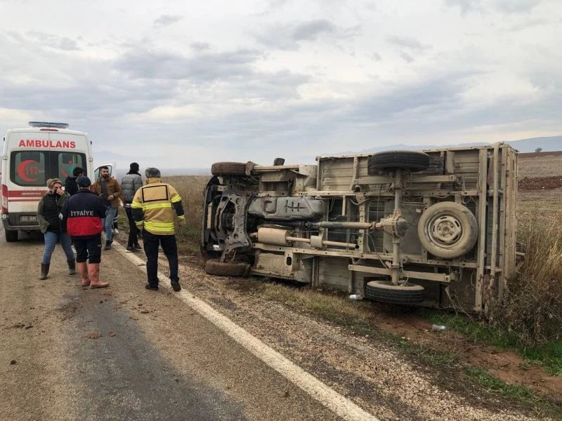 Devrilen kamyonetten yara almadan kurtuldular
