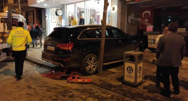 Havaya ateş ederek ilerleyen şehir magandaları 4 kilometrelik kaçış sonrası duvara tosladı
