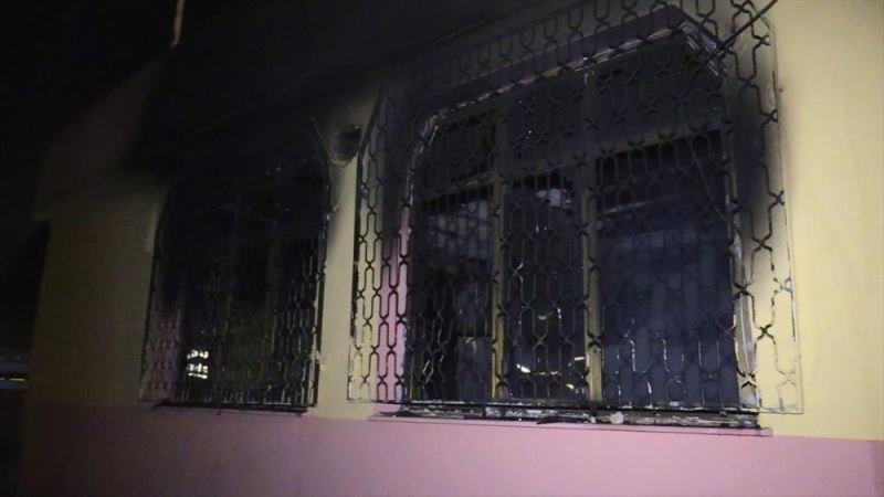 Adana’da müstakil ev, yangın sonucu kullanılamaz hale geldi