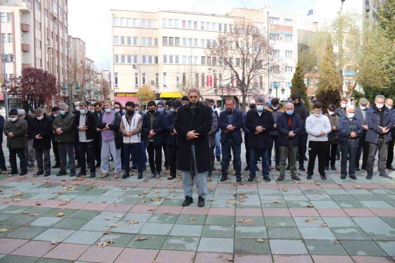 Bursa’daki kazada hayatını kaybeden İHH gönüllüleri için gıyabi cenaze namazı kılındı
