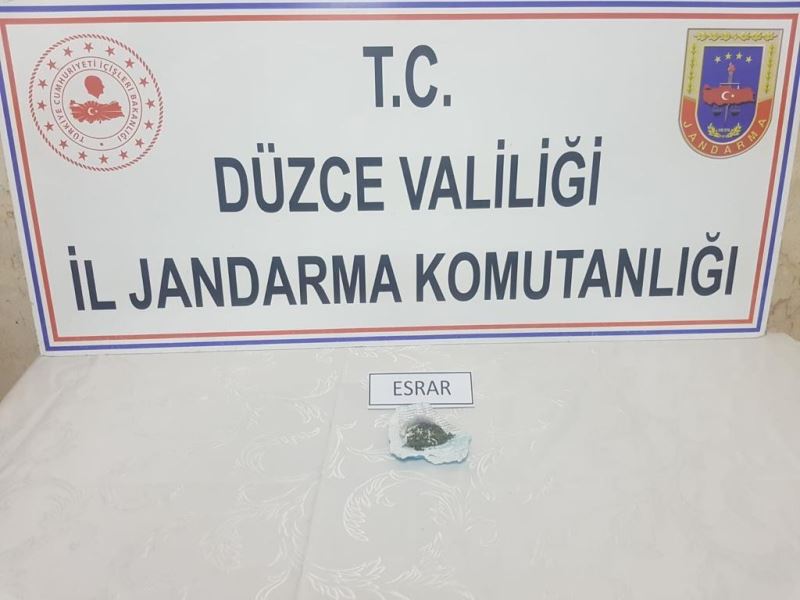 Jandarma ekiplerinin şüphelendiği şahsın üzerinden uyuşturucu madde çıktı
