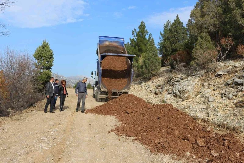 İbradı ve Akseki’yi bağlayan Halaç yoluna bakım onarım
