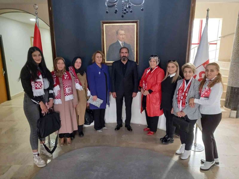 Sivasspor’a kadın taraftarlardan moral ziyareti
