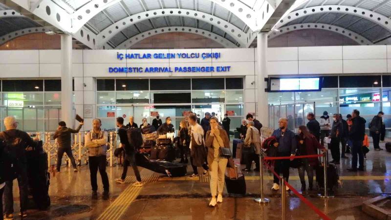 İstanbul’dan gelen uçak Antalya’ya 6 saatte inebildi
