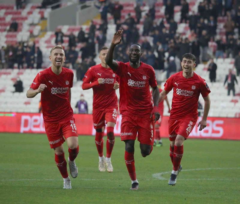 Spor Toto Süper Lig: DG Sivasspor: 2 - Hatayspor: 0 (İlk yarı)
