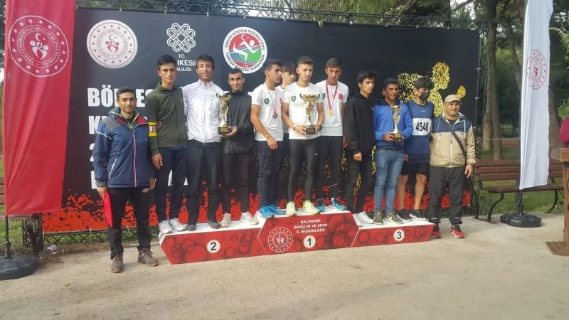 Simavlı atletlerden büyük başarı: Bölgesel kros yarışlarında İkinci oldular. 