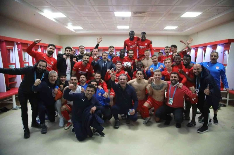 Sivasspor’dan galibiyet pozu!