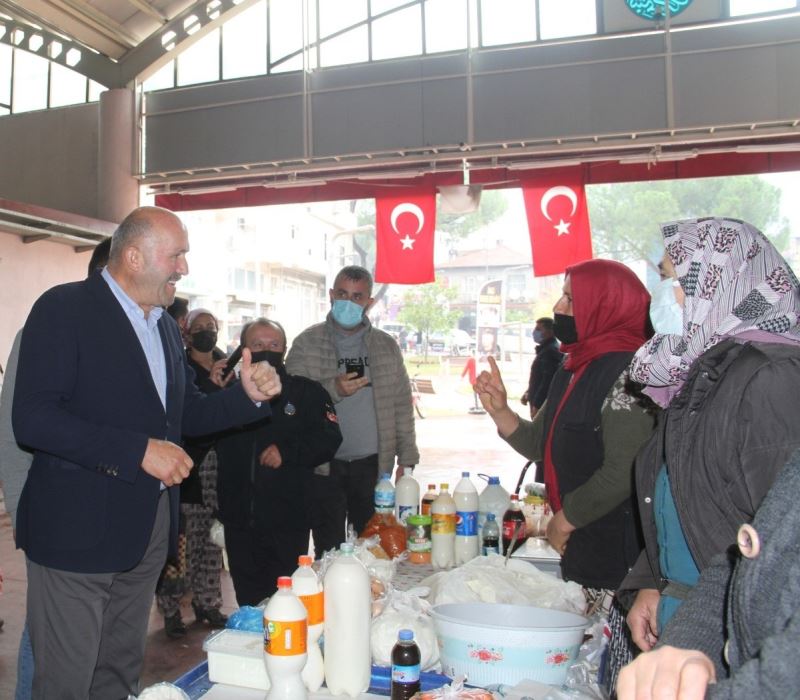 Başkan Ertürk pazar yeri ziyaretlerini sürdürüyor
