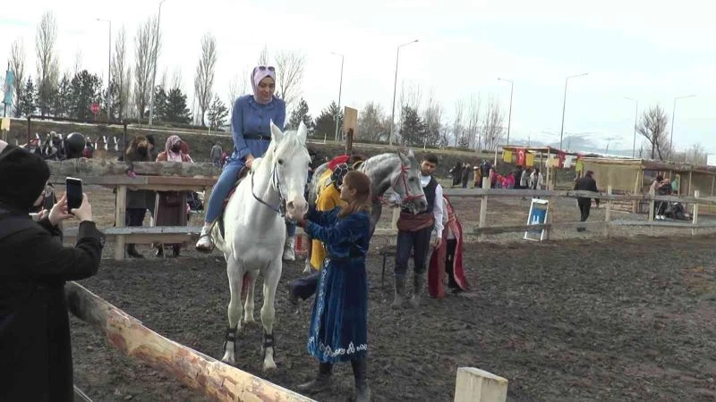 At binip ok attılar
