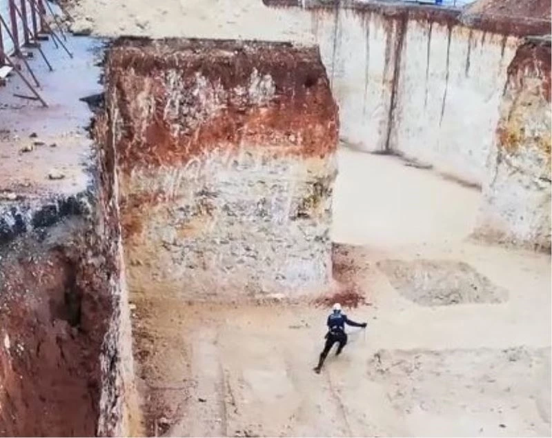 İnşaat çukuruna düşen kedi, kurtarmaya gelen itfaiye erine uzun süre ter döktürdü
