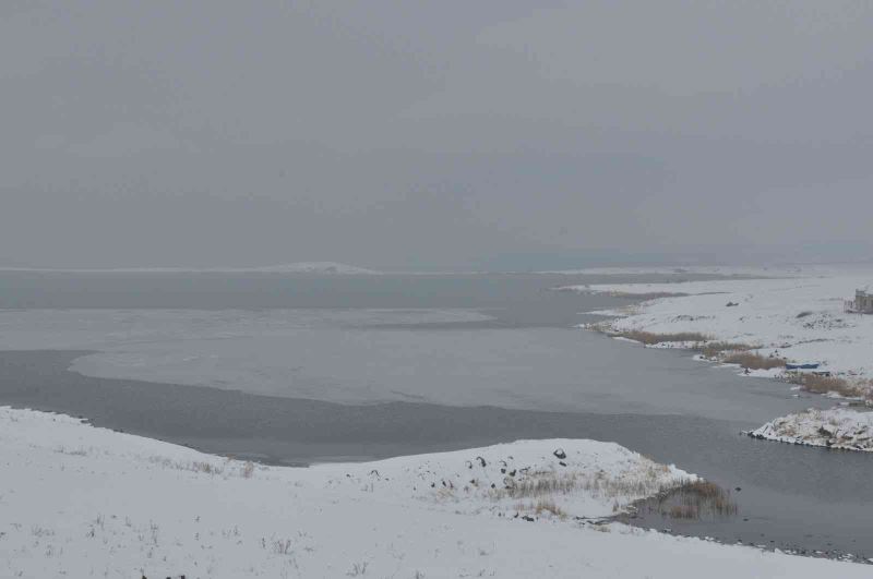 Doğuda kış kendini gösterdi: Çıldır Gölü donmaya başladı