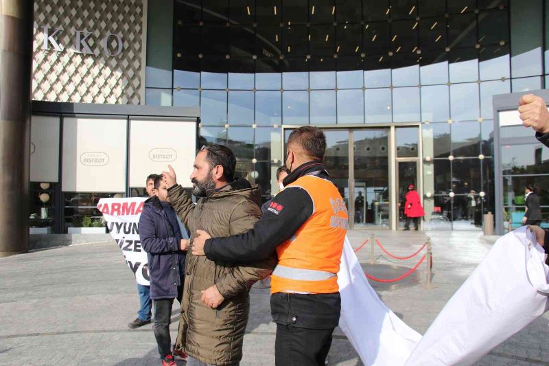 İPEKİŞ çalışanları sendika değiştirdikleri için çıkarıldıkları işlerini geri istiyor
