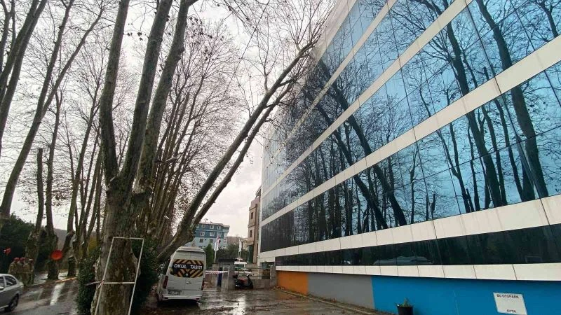 Sarıyer’de çatılar uçtu ağaçlar devrildi
