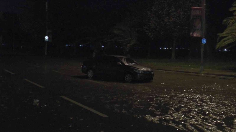 Kartal’da mazgallar tıkandı, sahil yolu göle döndü
