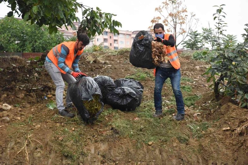  Yaprak ve çim atıklarından organik gübreye dönüştürüyorlar
