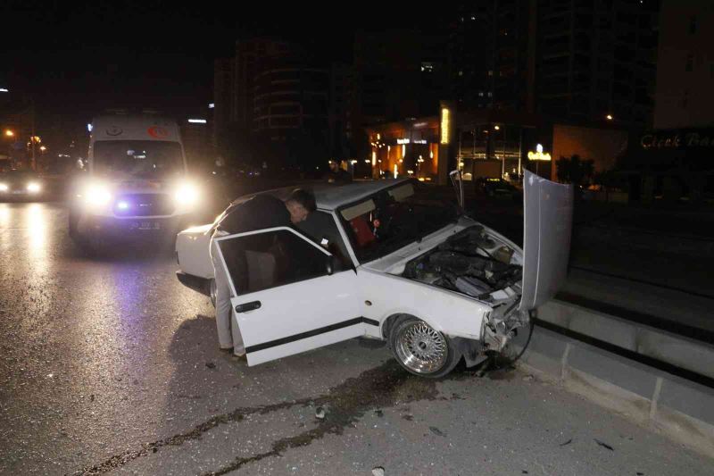 Adana’da kontrolden çıkan otomobil refüje çıktı: 1 yaralı
