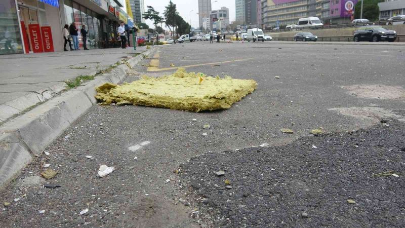 Kartal’da lodos nedeniyle rezidans duvarından kopan parçalar otomobillerin üzerine düştü
