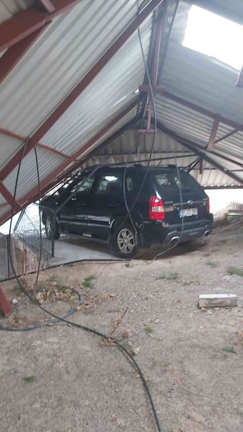 Burhaniye’de fırtınanın uçurduğu çatı otomobilin üzerine düştü

