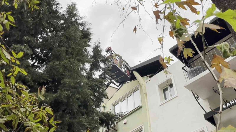 Beyoğlu’nda fırtınanın etkisiyle bir çatıdan kopan parça yan binaya uçtu
