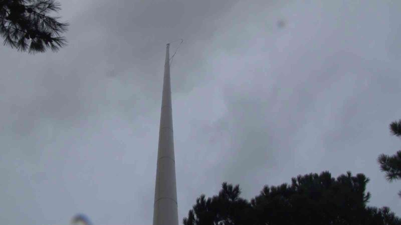 Şiddetli rüzgar nedeniyle Çamlıca Tepesi’ndeki Türk bayrağı uçtu
