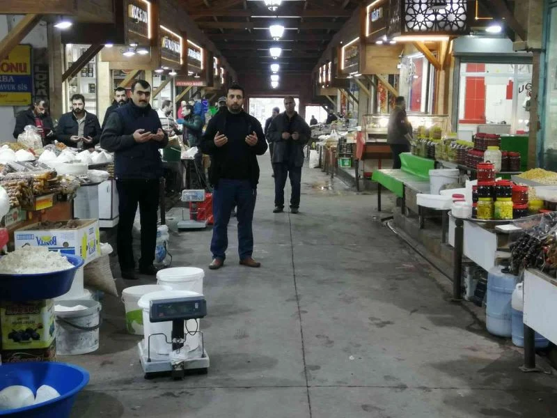Tarihi kapalı çarşıda ahilik geleneği sürdürülüyor: Hep birlikte dua ederek iş yerlerini açtılar
