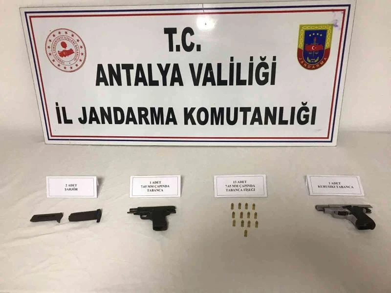 Yol kontrol noktasında durdurulan araçtan ateşli silah çıktı
